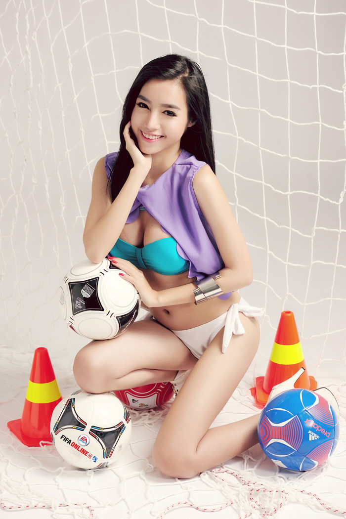 Elly Trần khoe đường cong nóng bỏng với FIFA Online 2 - Ảnh 5