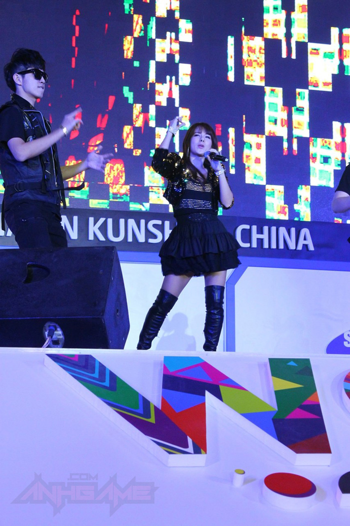 Thái Nghiên nhảy múa cực xung tại WCG 2012 - Ảnh 11