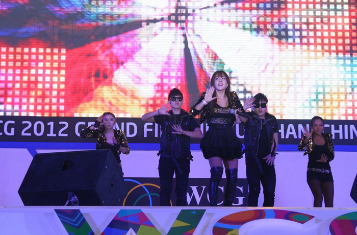 Thái Nghiên nhảy múa cực xung tại WCG 2012 - Ảnh 35