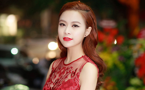Hoàng Thùy Linh quyến rũ với váy ren đỏ ở sự kiện - Ảnh 2