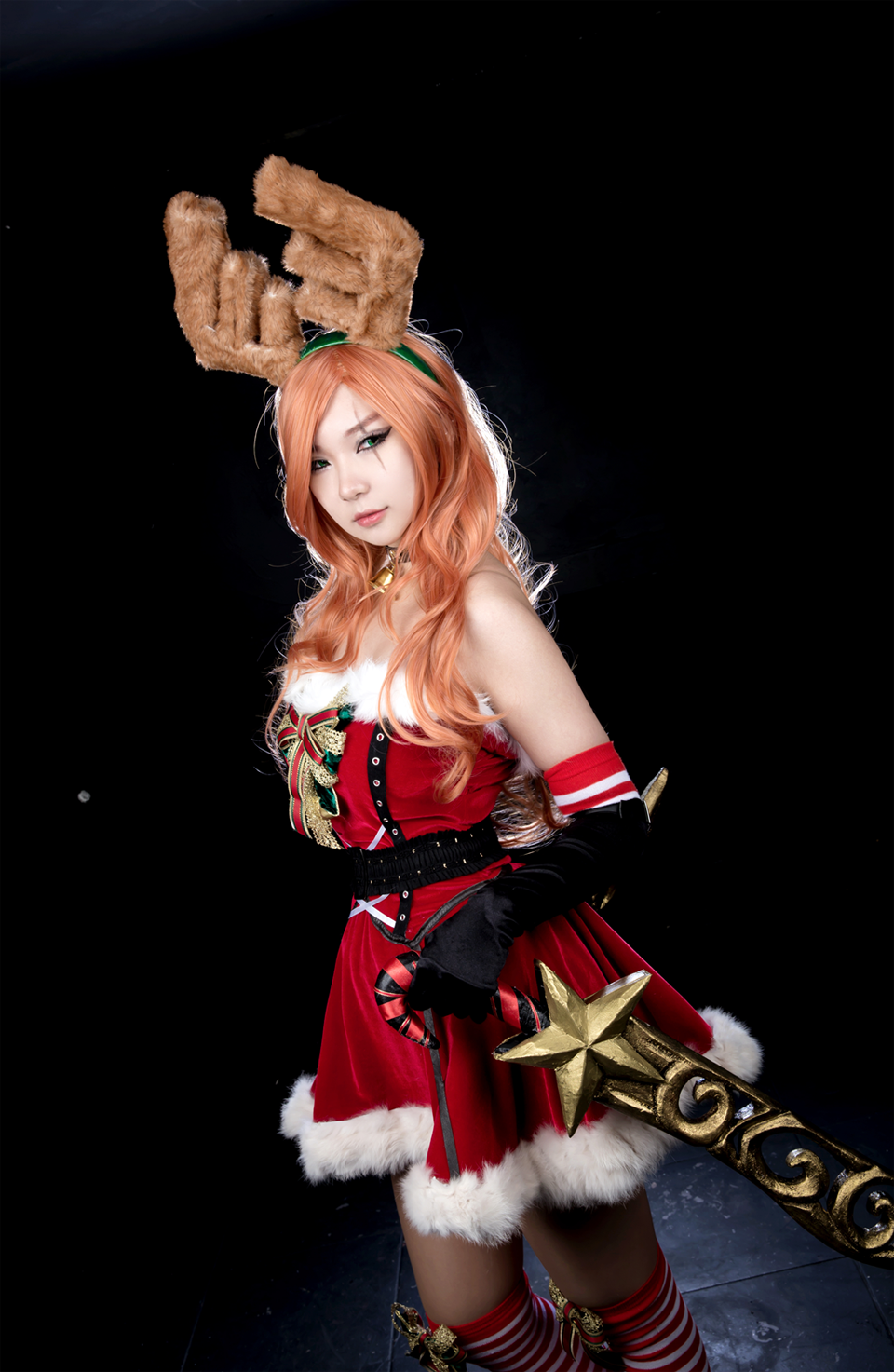 Đêm Giáng sinh ngắm cosplay Katarina Cô Nàng Tuần Lộc - Ảnh 18