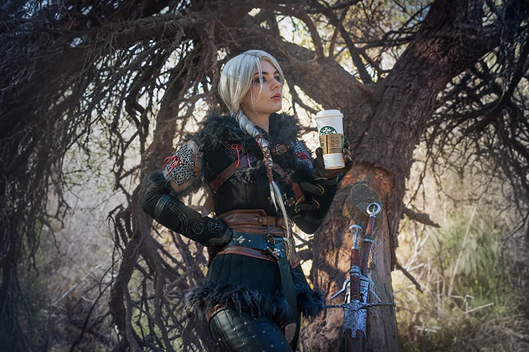 một cosplayer khác có tên Lil_G Cosplay cũng gây ấn tượng mạnh với phiên bản Ciri đầy sắc sảo