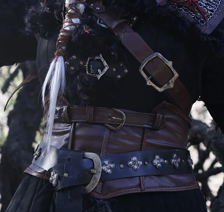 một cosplayer khác có tên Lil_G Cosplay cũng gây ấn tượng mạnh với phiên bản Ciri đầy sắc sảo