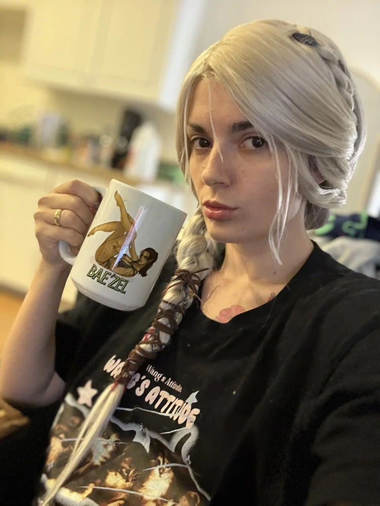 một cosplayer khác có tên Lil_G Cosplay cũng gây ấn tượng mạnh với phiên bản Ciri đầy sắc sảo