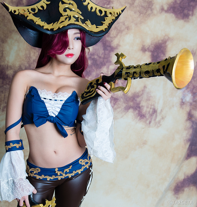 Ngắm vòng một quyến rũ của Miss Fortune - Ảnh 10