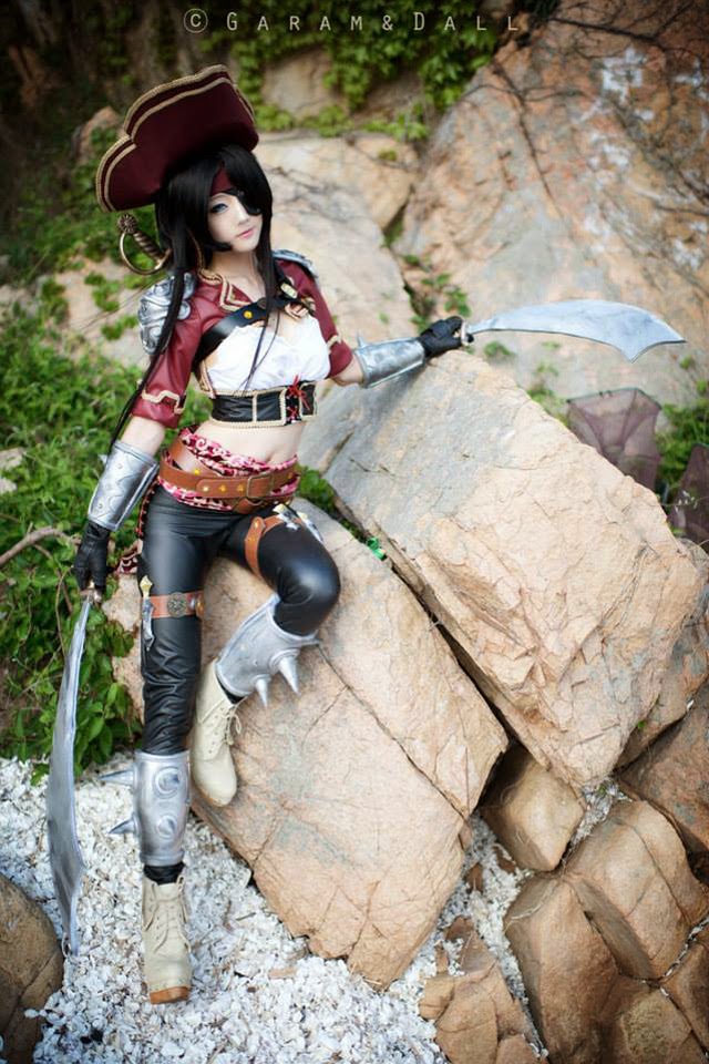 Miyuko khoe trọn bộ cosplay Katarina "cướp biển" - Ảnh 38