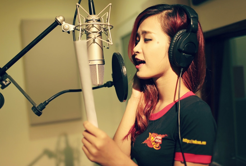 Đông Nhi gợi cảm trong phòng thu ca khúc Chờ người - Ảnh 7