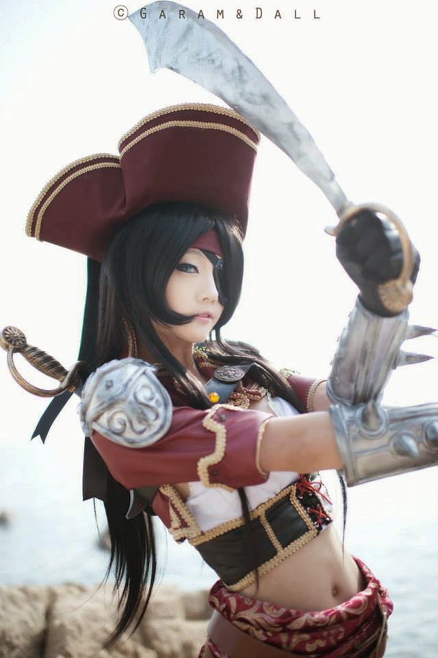 Miyuko khoe trọn bộ cosplay Katarina "cướp biển" - Ảnh 5