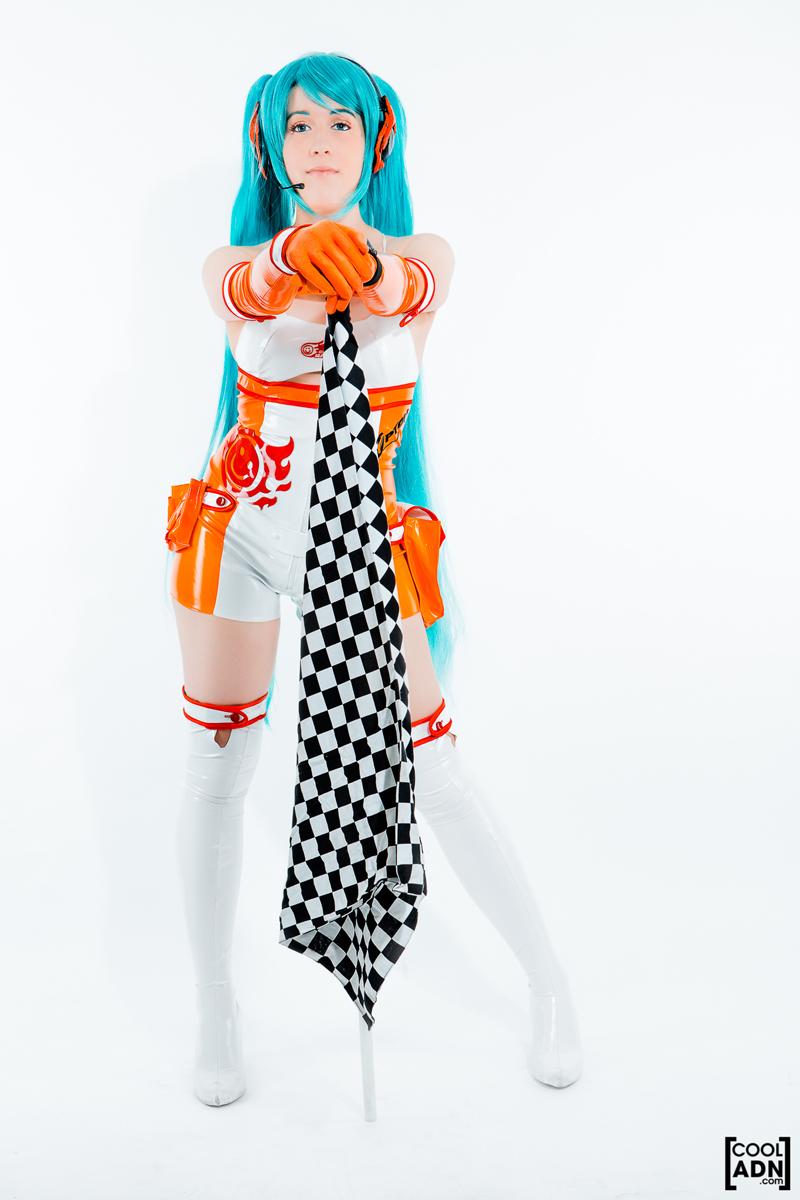 Hatsune Miku dễ thương với cosplay Miku Racing 2010 - Ảnh 1