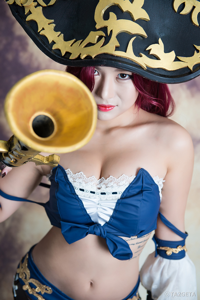 Ngắm vòng một quyến rũ của Miss Fortune - Ảnh 4