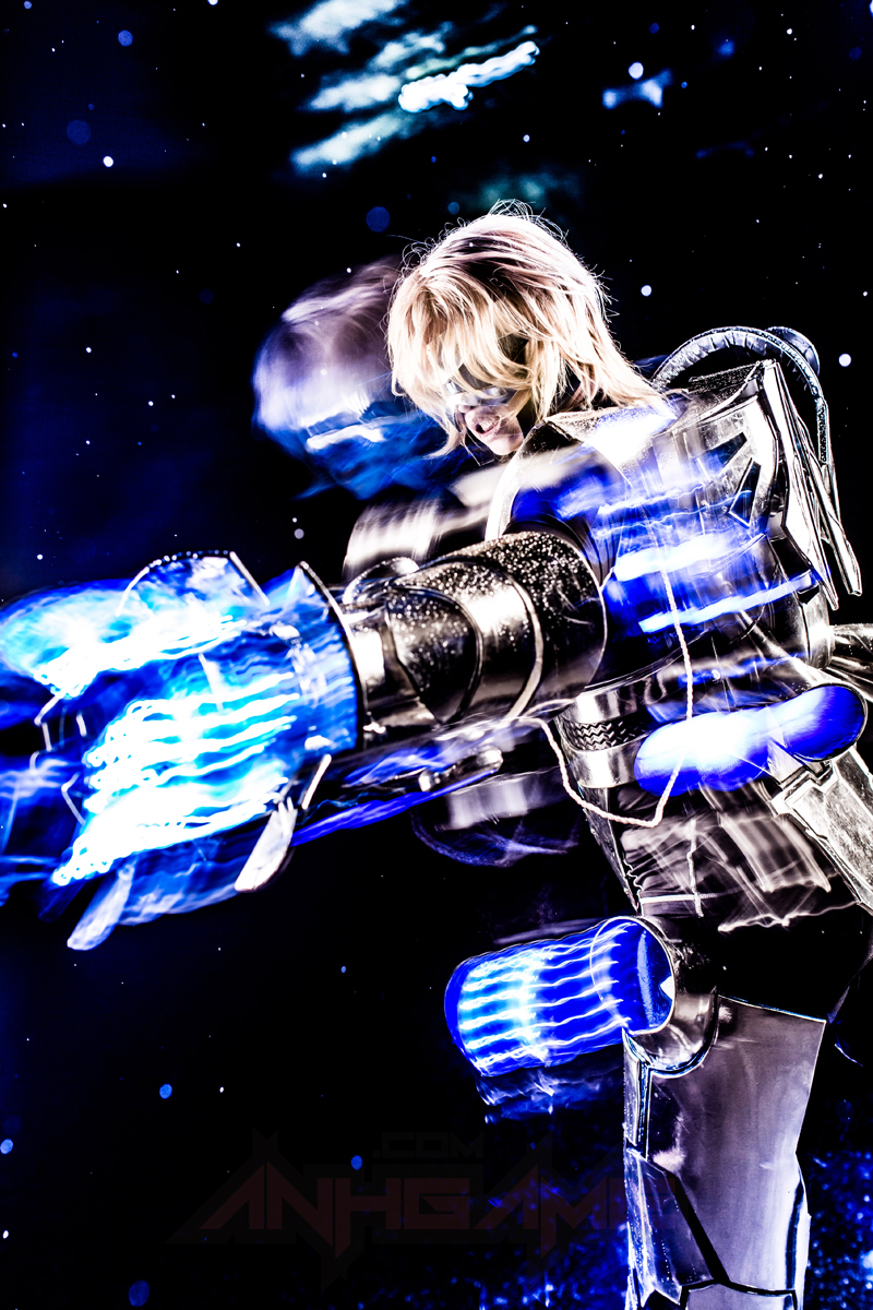 Cosplay Ezreal Vũ Khí Tối Thượng nhìn "ảo tung chảo" - Ảnh 2