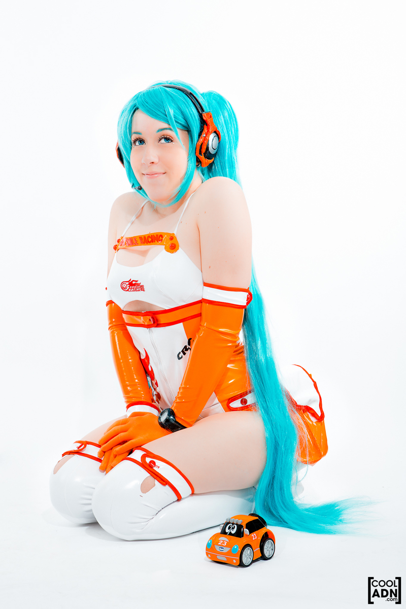 Hatsune Miku dễ thương với cosplay Miku Racing 2010 - Ảnh 11