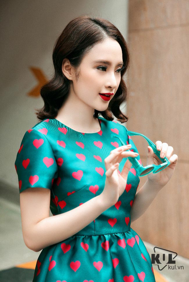 Angela Phương Trinh dạo phố đầy mê hoặc