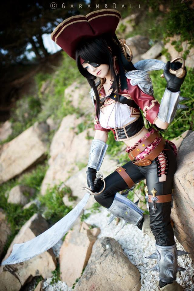Miyuko khoe trọn bộ cosplay Katarina "cướp biển" - Ảnh 8