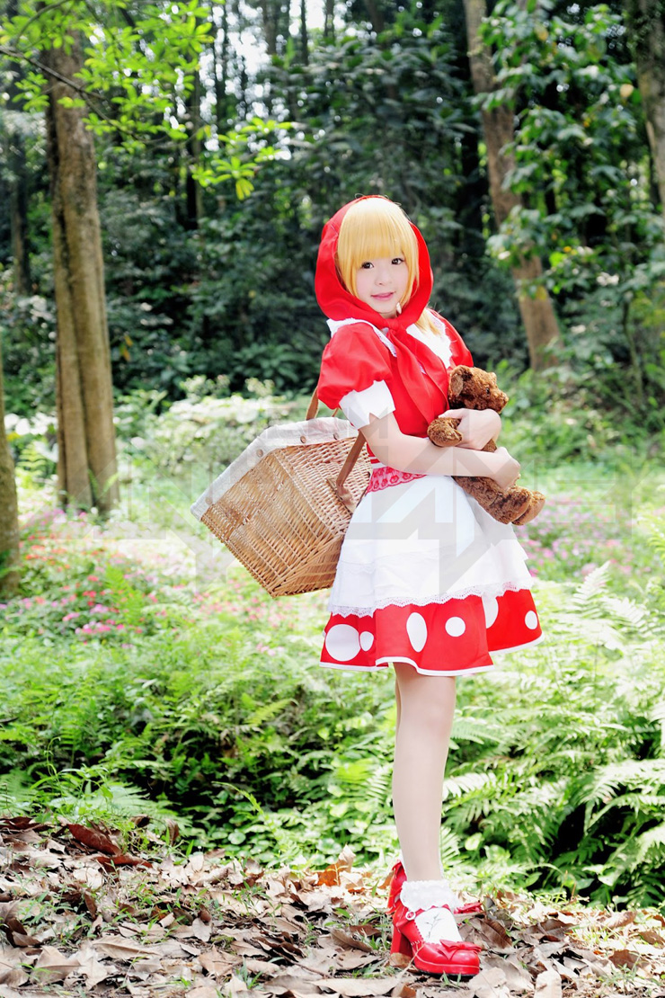 Misa siêu dễ thương với cosplay Annie quàng khăn đỏ - Ảnh 1
