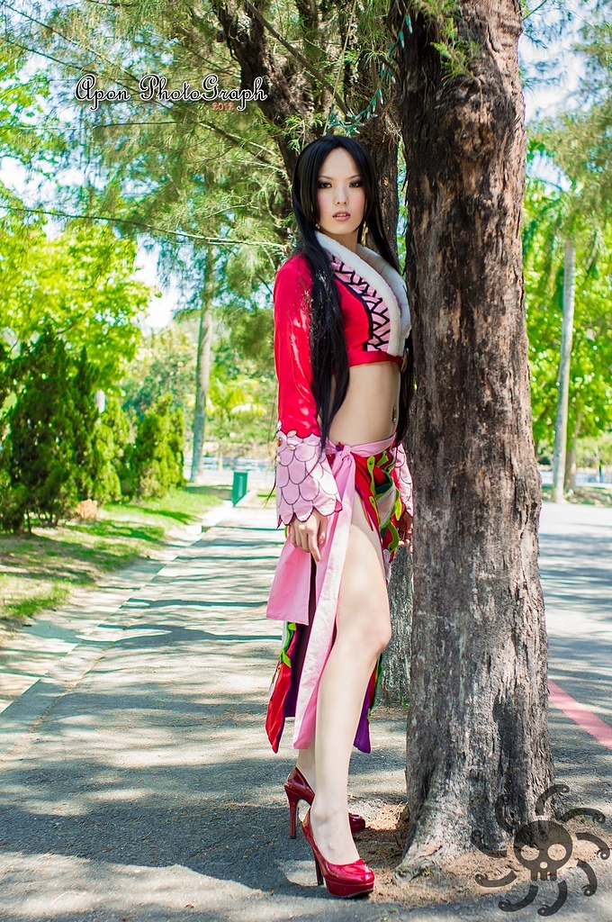 Nữ hoàng hải tặc Boa Hancock khoe chân dài miên man - Ảnh 2