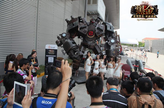 Dàn mỹ nữ của Hắc Kim khoe dáng bên robot khổng lồ - Ảnh 7