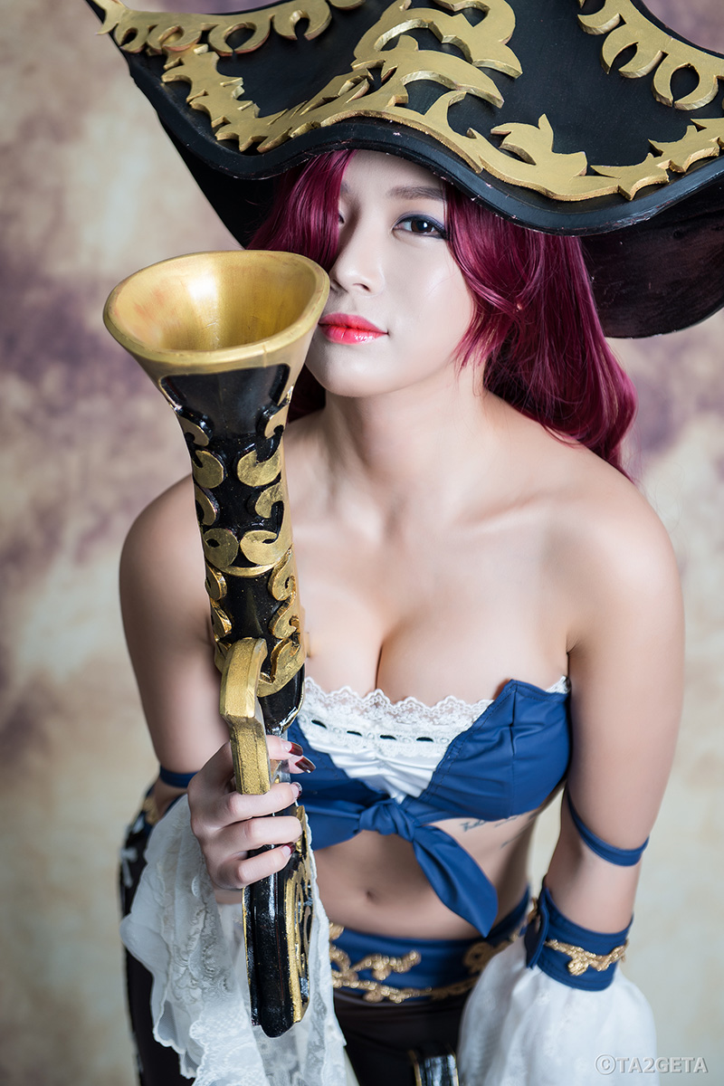 Ngắm vòng một quyến rũ của Miss Fortune - Ảnh 2