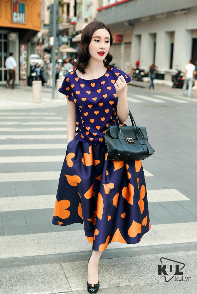 Angela Phương Trinh dạo phố đầy mê hoặc