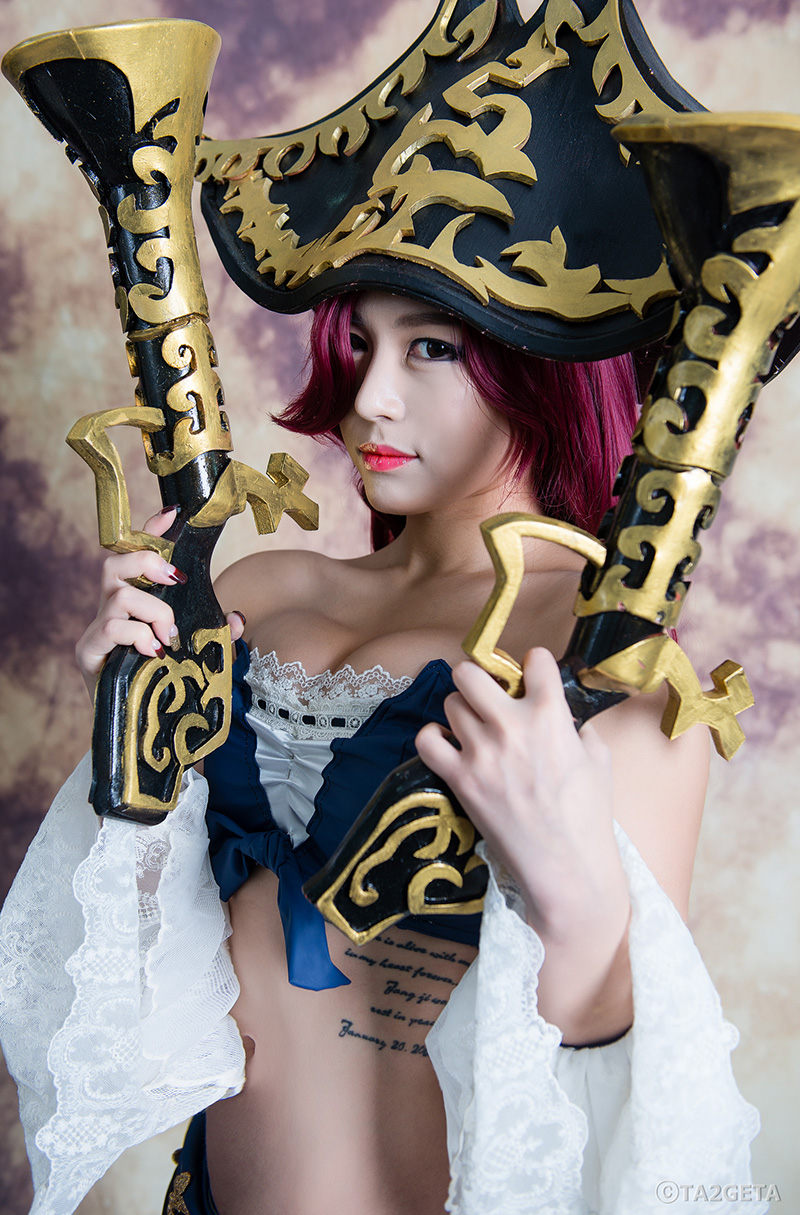 Ngắm vòng một quyến rũ của Miss Fortune - Ảnh 6