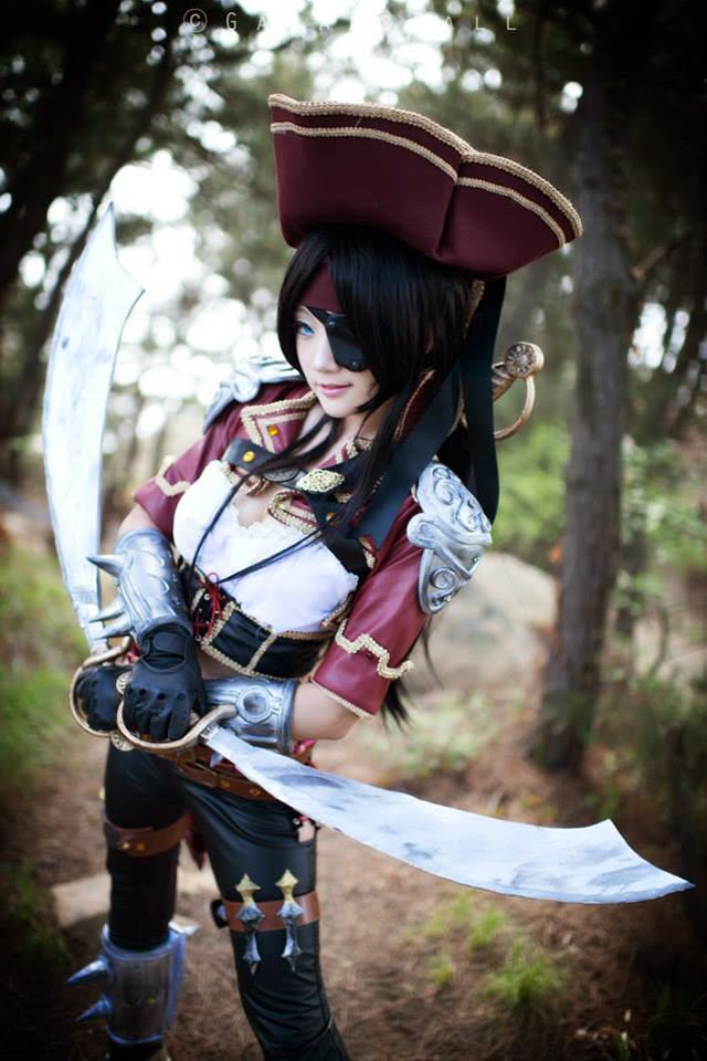 Miyuko khoe trọn bộ cosplay Katarina "cướp biển" - Ảnh 3