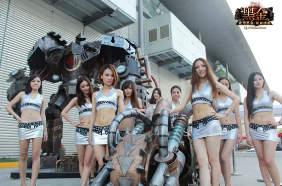 Dàn mỹ nữ của Hắc Kim khoe dáng bên robot khổng lồ - Ảnh 2