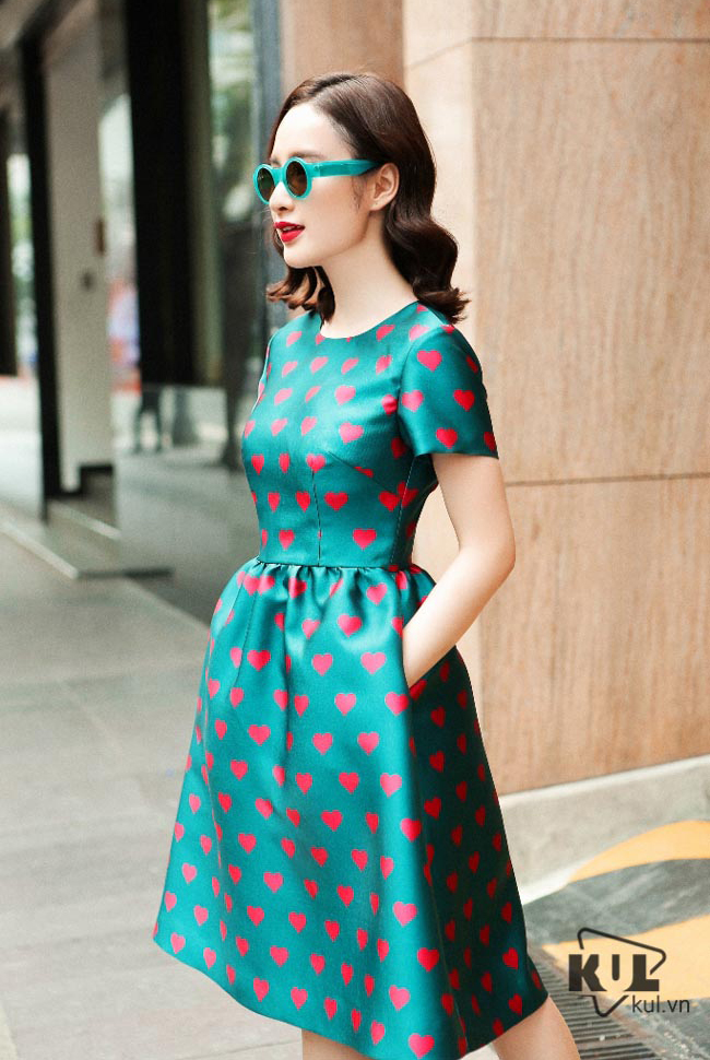 Angela Phương Trinh dạo phố đầy mê hoặc