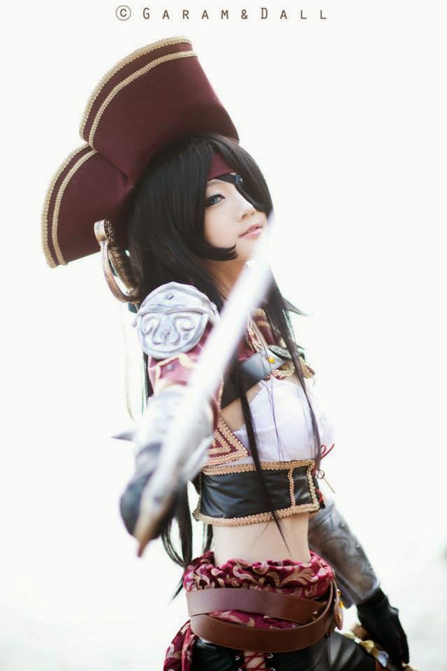 Miyuko khoe trọn bộ cosplay Katarina "cướp biển" - Ảnh 36