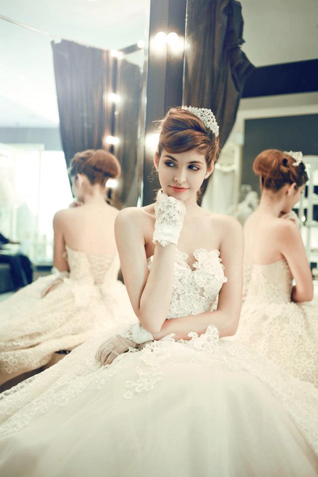 Mẫu Tây Andrea Aybar kiêu sa trong váy cưới trắng - Ảnh 1