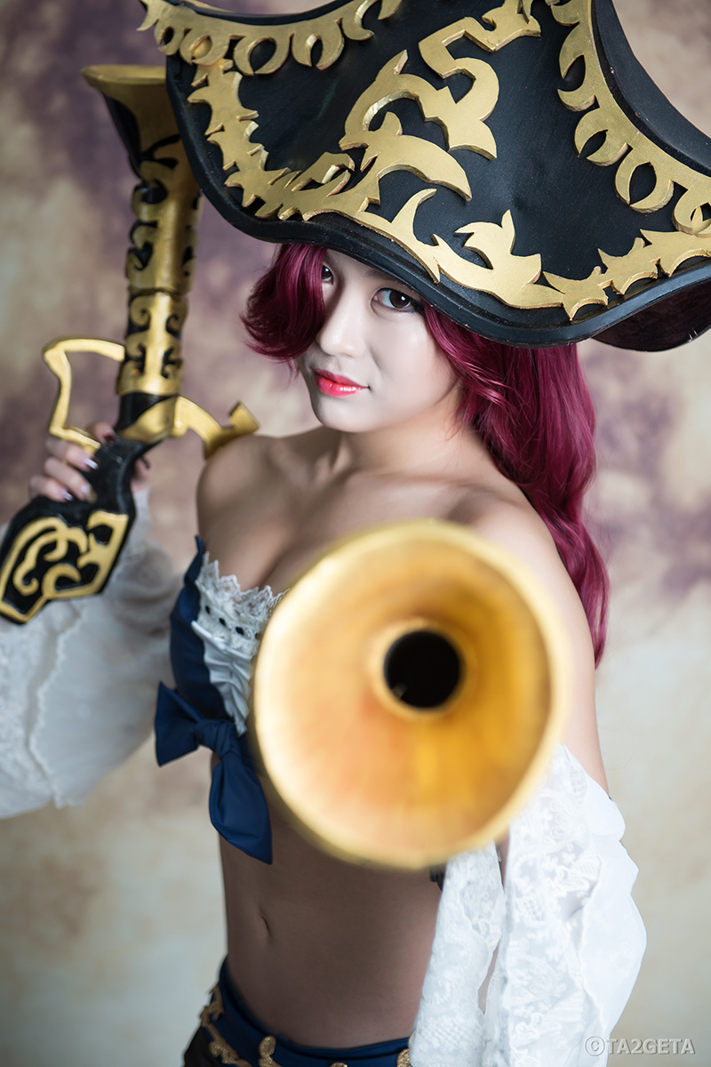 Ngắm vòng một quyến rũ của Miss Fortune - Ảnh 3
