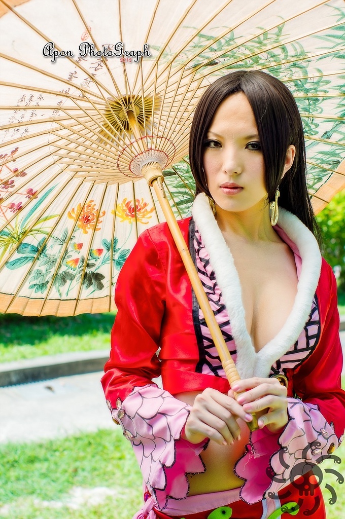 Nữ hoàng hải tặc Boa Hancock khoe chân dài miên man - Ảnh 12