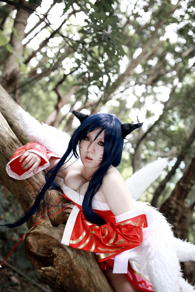Ngắm Amane Miko quyến rũ với cosplay Ahri - Ảnh 2