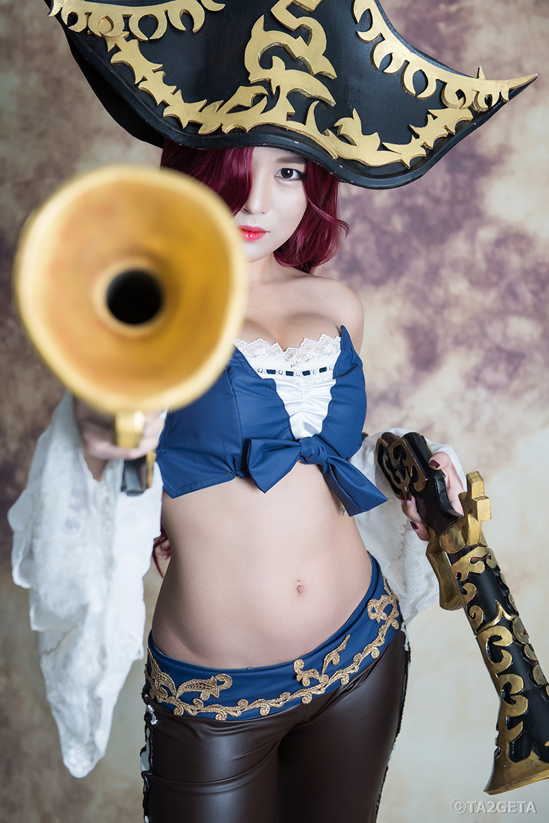 Ngắm vòng một quyến rũ của Miss Fortune - Ảnh 1