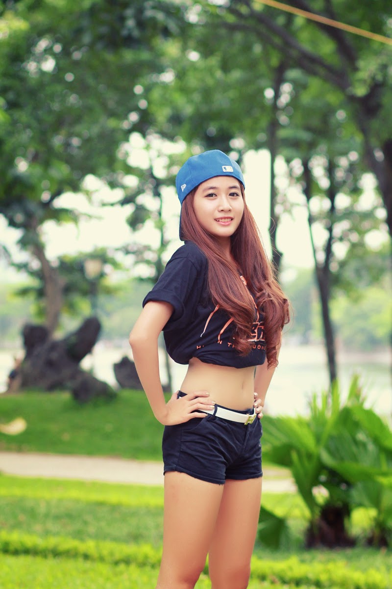 Thí sinh Miss Bóng Rổ 2013 đọ dáng tại công viên - Ảnh 2