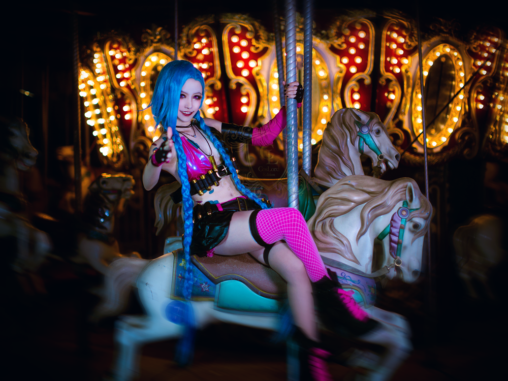 Jinx chơi đu quay ngoài công viên - Ảnh 2