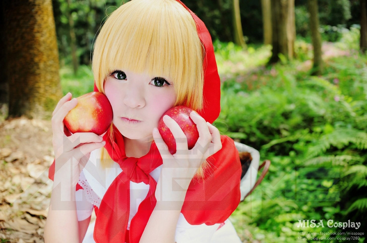 Misa siêu dễ thương với cosplay Annie quàng khăn đỏ - Ảnh 5