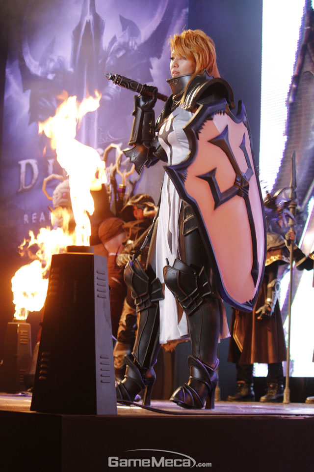 Ngắm cosplay tại lễ ra mắt Diablo 3: Reaper of Souls - Ảnh 2