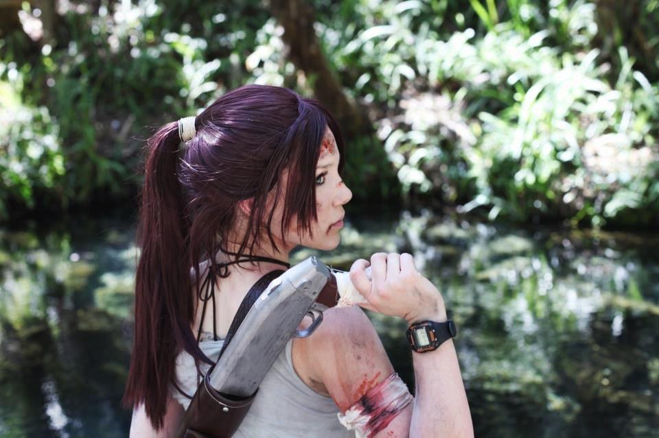 Lara Croft mặt đầy máu nhưng vẫn đẹp mê hoặc - Ảnh 2
