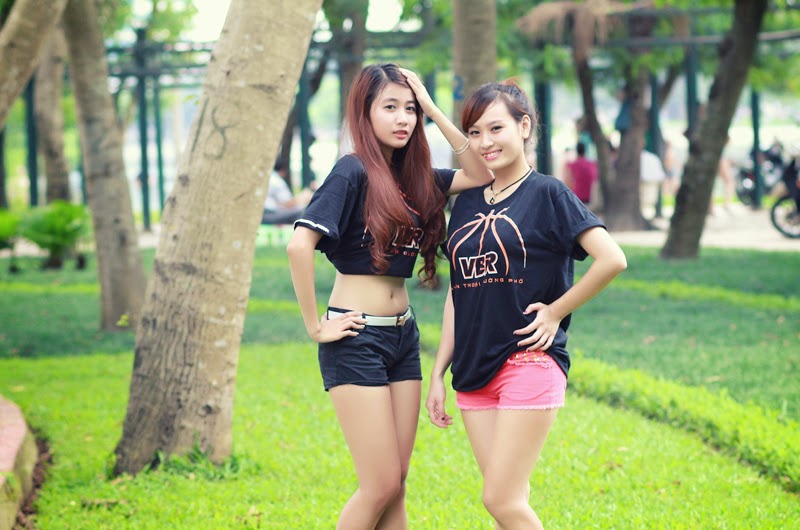 Thí sinh Miss Bóng Rổ 2013 đọ dáng tại công viên - Ảnh 15