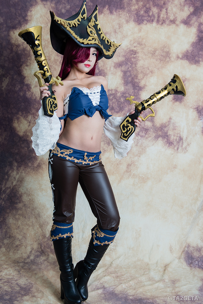 Ngắm vòng một quyến rũ của Miss Fortune - Ảnh 7