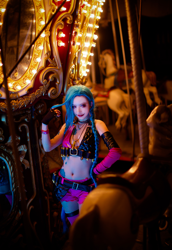 Jinx chơi đu quay ngoài công viên - Ảnh 4