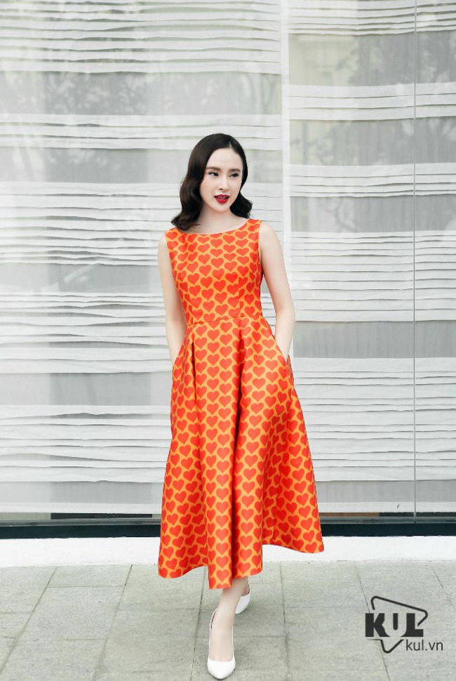 Angela Phương Trinh dạo phố đầy mê hoặc