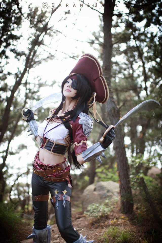 Miyuko khoe trọn bộ cosplay Katarina "cướp biển" - Ảnh 19