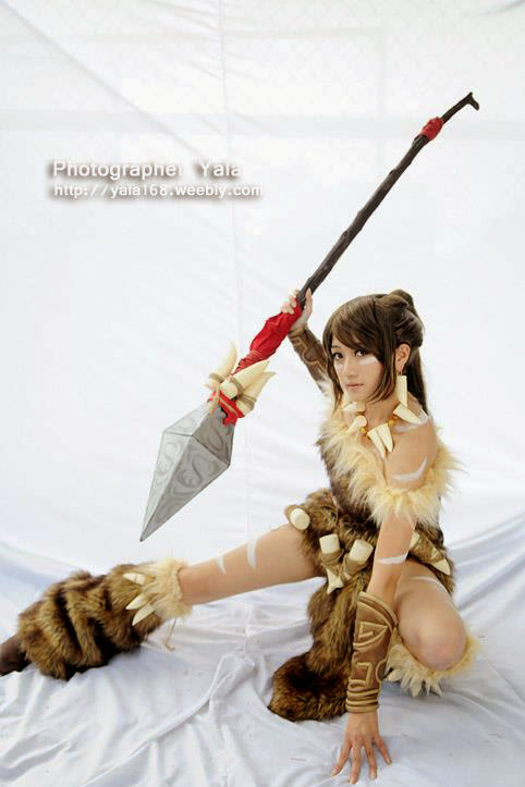 Thợ săn Nidalee khoe dáng giữa rừng vắng - Ảnh 25