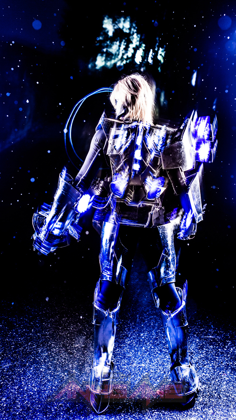 Cosplay Ezreal Vũ Khí Tối Thượng nhìn "ảo tung chảo" - Ảnh 3