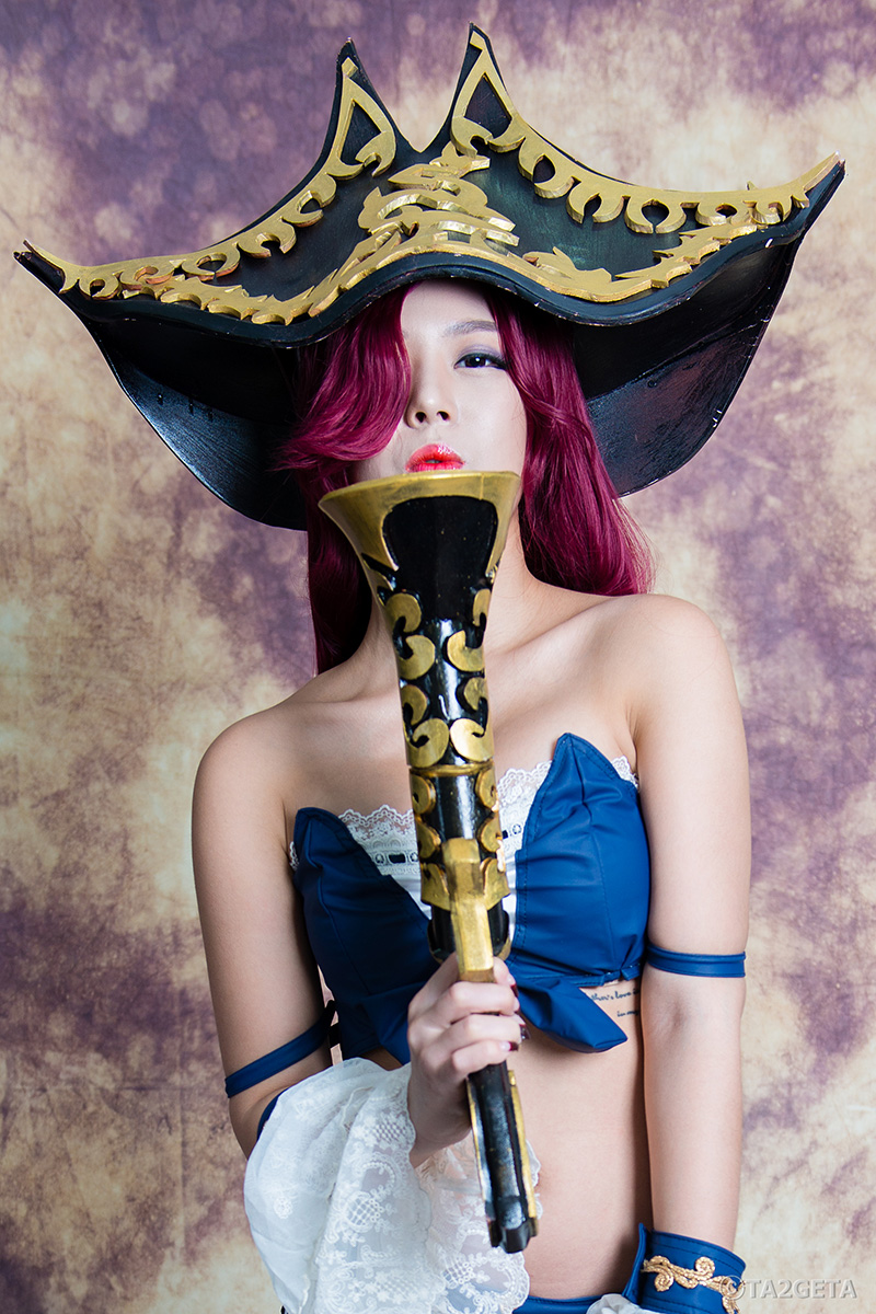 Ngắm vòng một quyến rũ của Miss Fortune - Ảnh 9