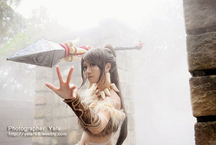 Thợ săn Nidalee khoe dáng giữa rừng vắng - Ảnh 11