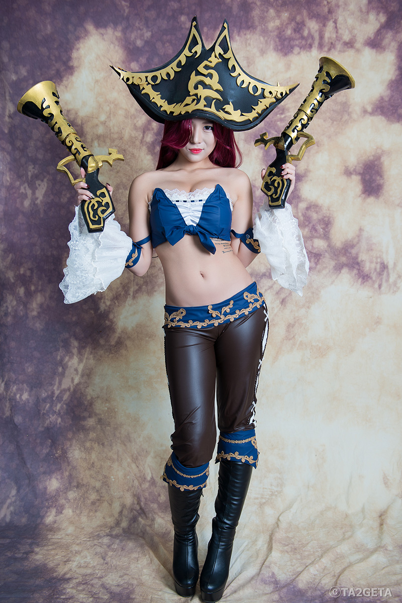 Ngắm vòng một quyến rũ của Miss Fortune - Ảnh 8