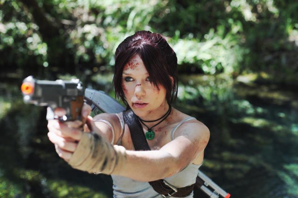 Lara Croft mặt đầy máu nhưng vẫn đẹp mê hoặc - Ảnh 4