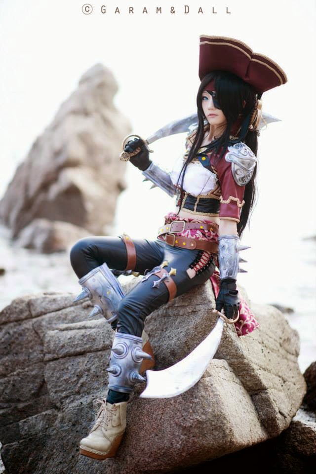 Miyuko khoe trọn bộ cosplay Katarina "cướp biển" - Ảnh 20